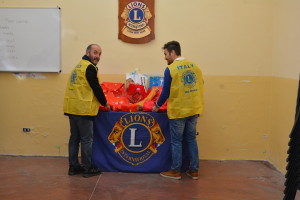 Emiliano Mignanelli e Guerino Biasucci sistemano i regali