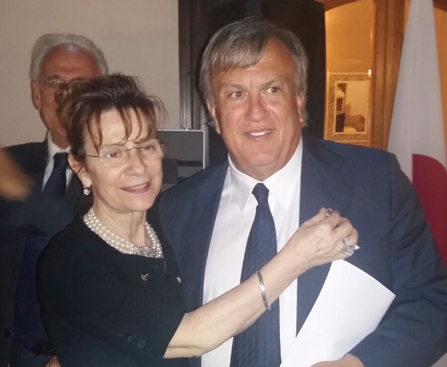 La Presidente uscente Silvana Scanu appunta il distintivo al Presidente entrante Gabriele Melis