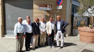 Foto di gruppo per i Lions di Olbia sotto uno dei cartelli donati