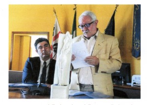 Il Dott. Paolo Casu presenta la donazione al Consiglio Comunale di Nuoro