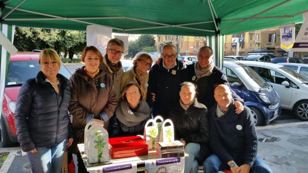 I soci del Lions Club Roma Appia Antica durante la vendita dei cioccolatini AIRC dello scorso anno