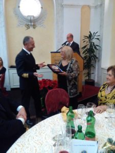 Scambio di doni fra Amm.Sq Gilardelli e Liliana Pellegrini