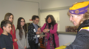 La past president del Perugia Club Perugia Maestà delle Volte, Stefania Casieri, con i ragazzi della Ugo Foscolo