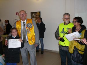 Il Primo Vice Governatore, Rocco Falcone, consegna l'attestato
