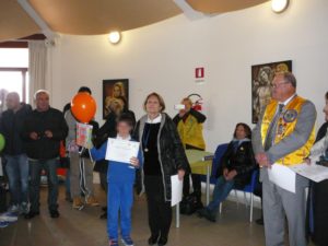 Il Vice Sindaco, Luisa Marras, consegna l'attestato