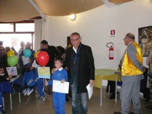 L'Assessore alla Cultura del Comune di Cagliari, Paolo Frau, consegna l'attestato