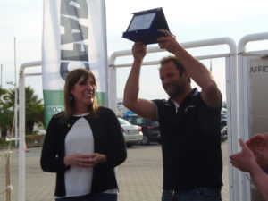 Consegna Targa Lioness a responsabile Scuola Italia in Vela