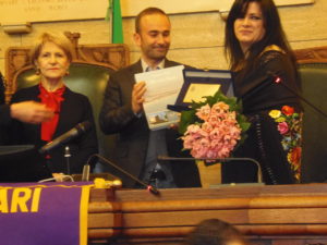 Consegna premio dellìAmministrazione Comunale